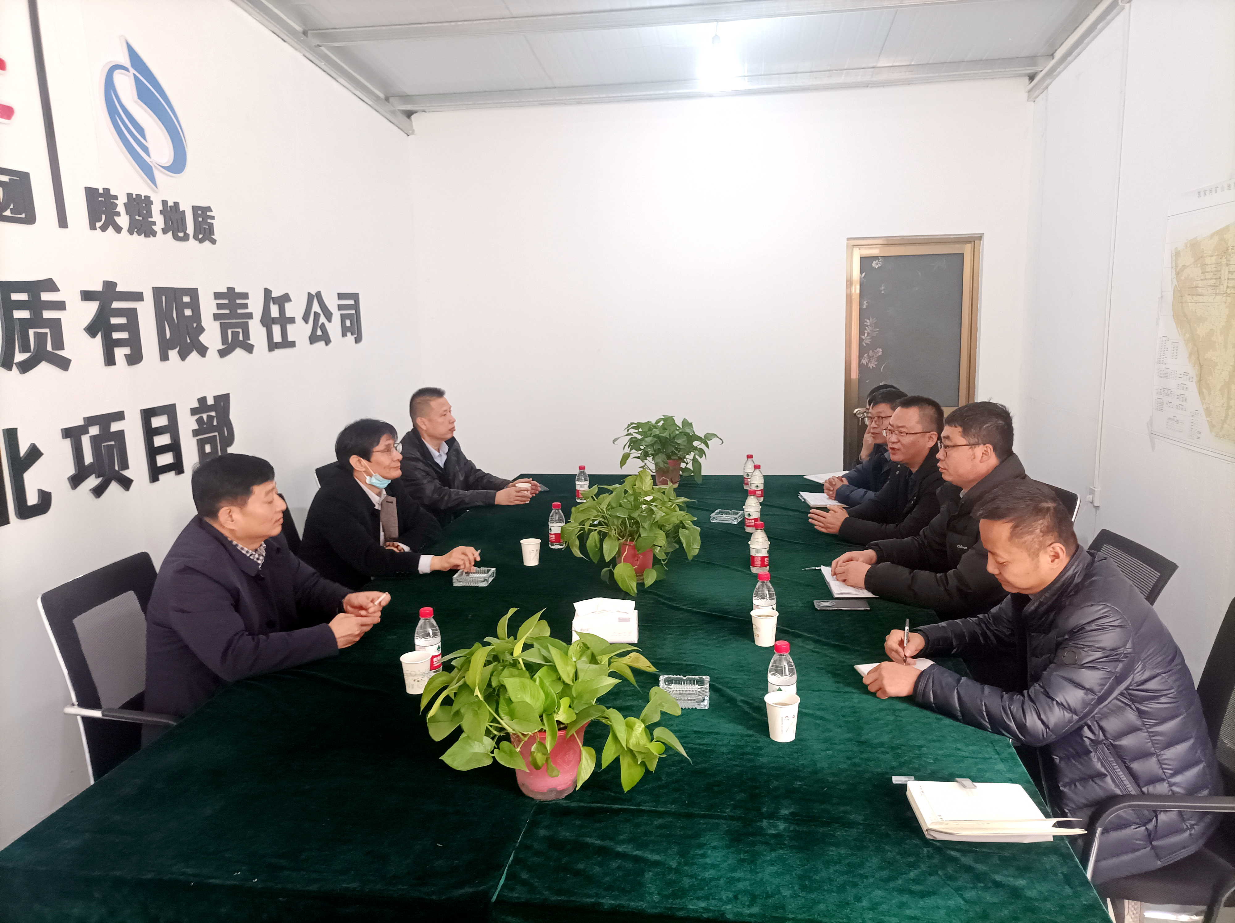 071701940118878997.jpeg 12月6日,MS88明升集团党委副书记、总经理董卫峰、副总经理冯西会、战略规划部矿业发展处处长李高鹏一行到我公司麟北项目部检查指导工作,公司副总经理强林陪同检查。.jpg