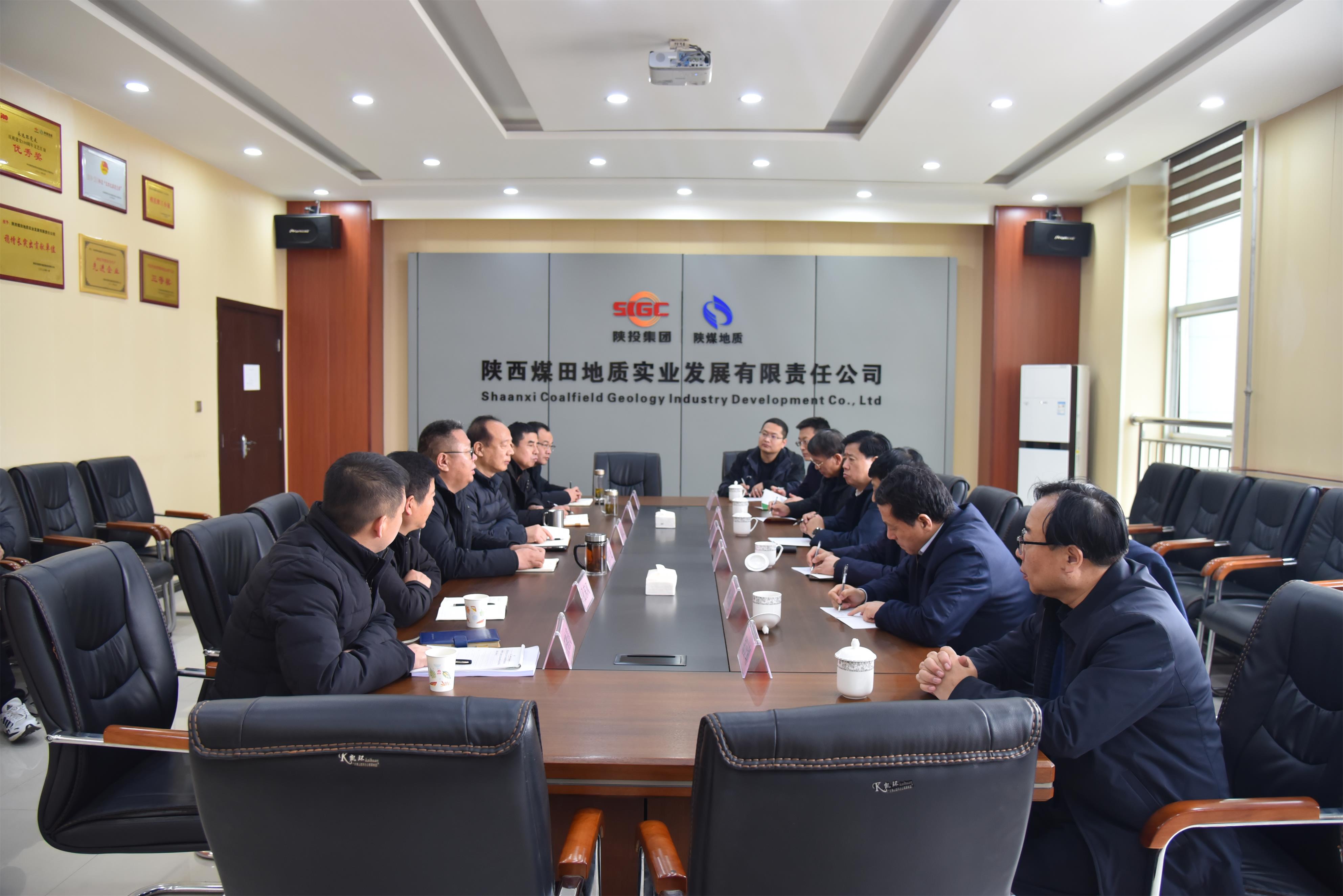 281703755607197942.jpeg 12月28日,谢辉在实业公司调研。听取实业公司药包生产装置升级扩能技改项目的专题汇报。(摄影:林园).JPG