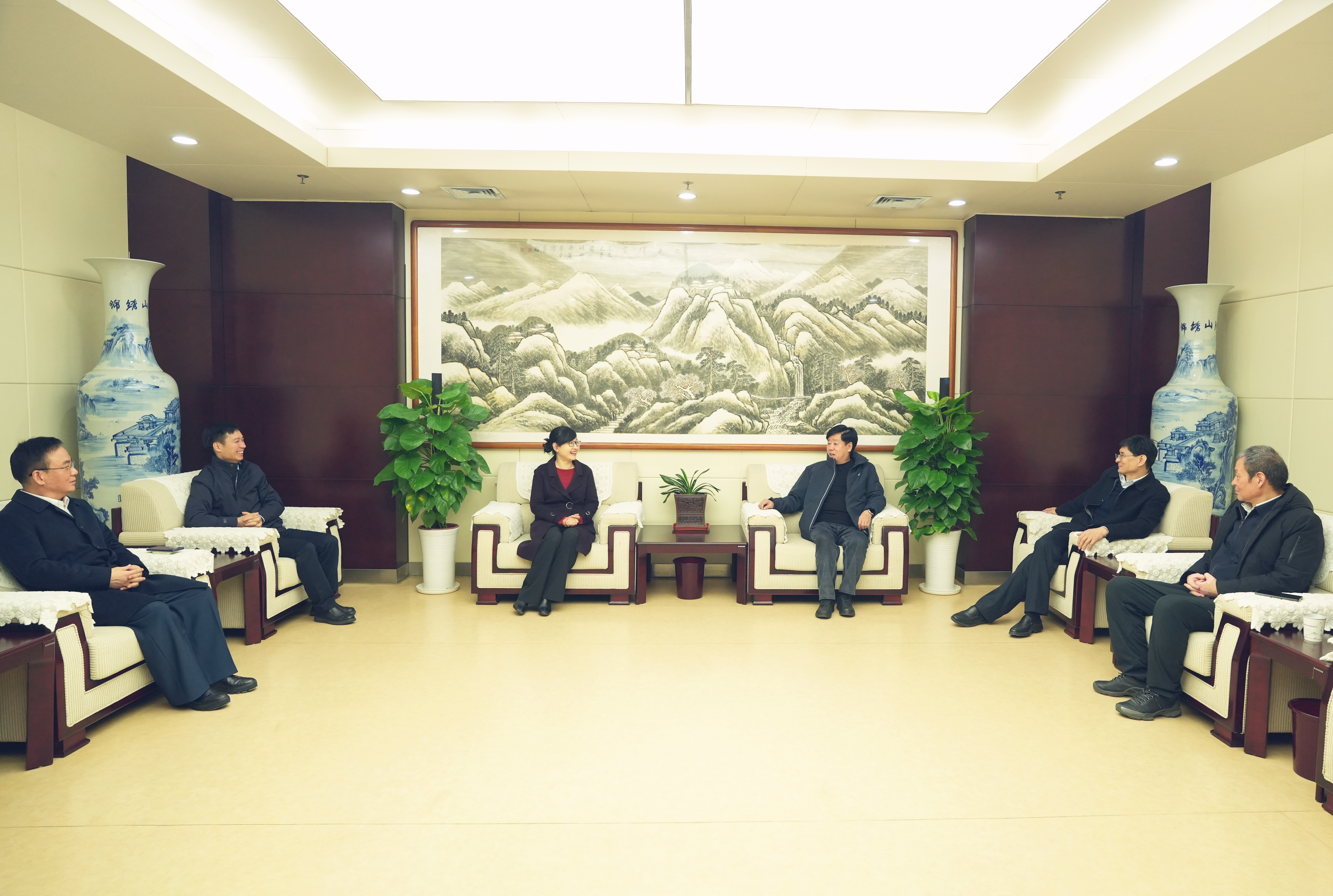 191708332965690729.jpeg 2月18日 陕投党委副书记 刘丽一行到MS88明升走访慰问 党飞航摄2.JPG