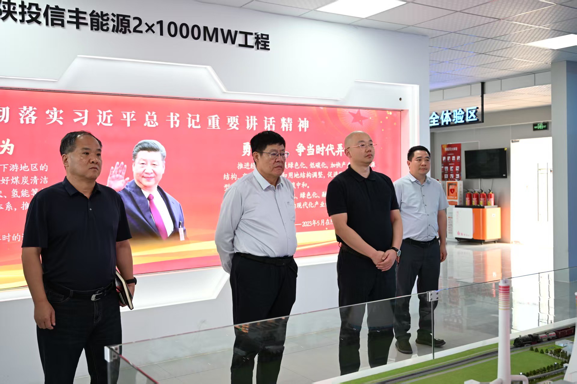 近日,MS88明升党委副书记、总经理何斐率队赴江西信丰能源开展业务对接交流。陕西煤田地质工程科技有限公司、陕西天地建设有限责任公司相关领导随同。信丰能源党委书记、总经理裴昌胜主持接待,相关业务分管领导及部门负责人出席。.jpg